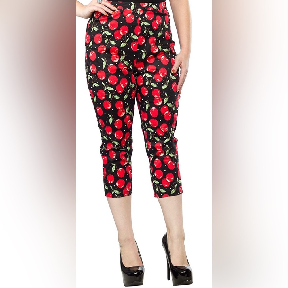 Sourpuss Peggy capris🍒